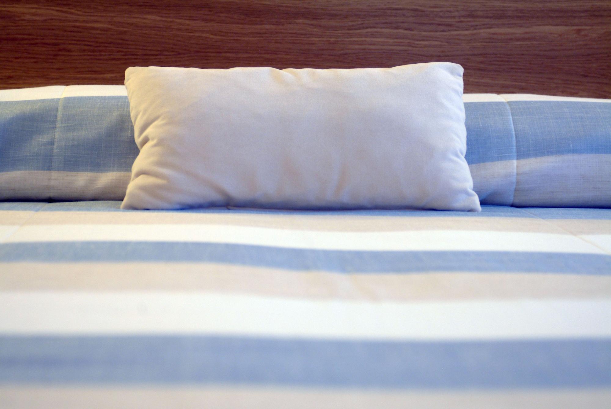 Pestana Casino Park Hotel & Casino Фуншал Екстериор снимка A pillow on a bed