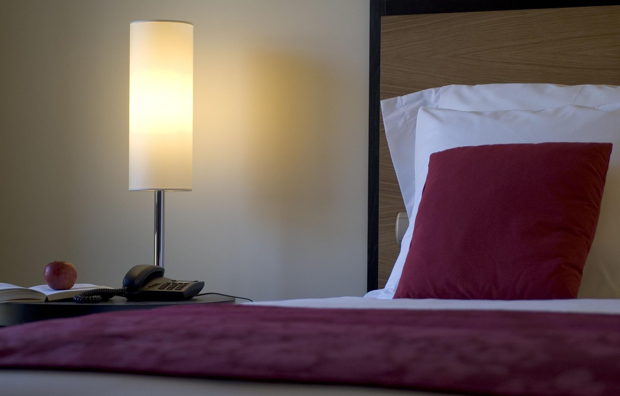 Pestana Casino Park Hotel & Casino Фуншал Екстериор снимка A lamp on a bedside table