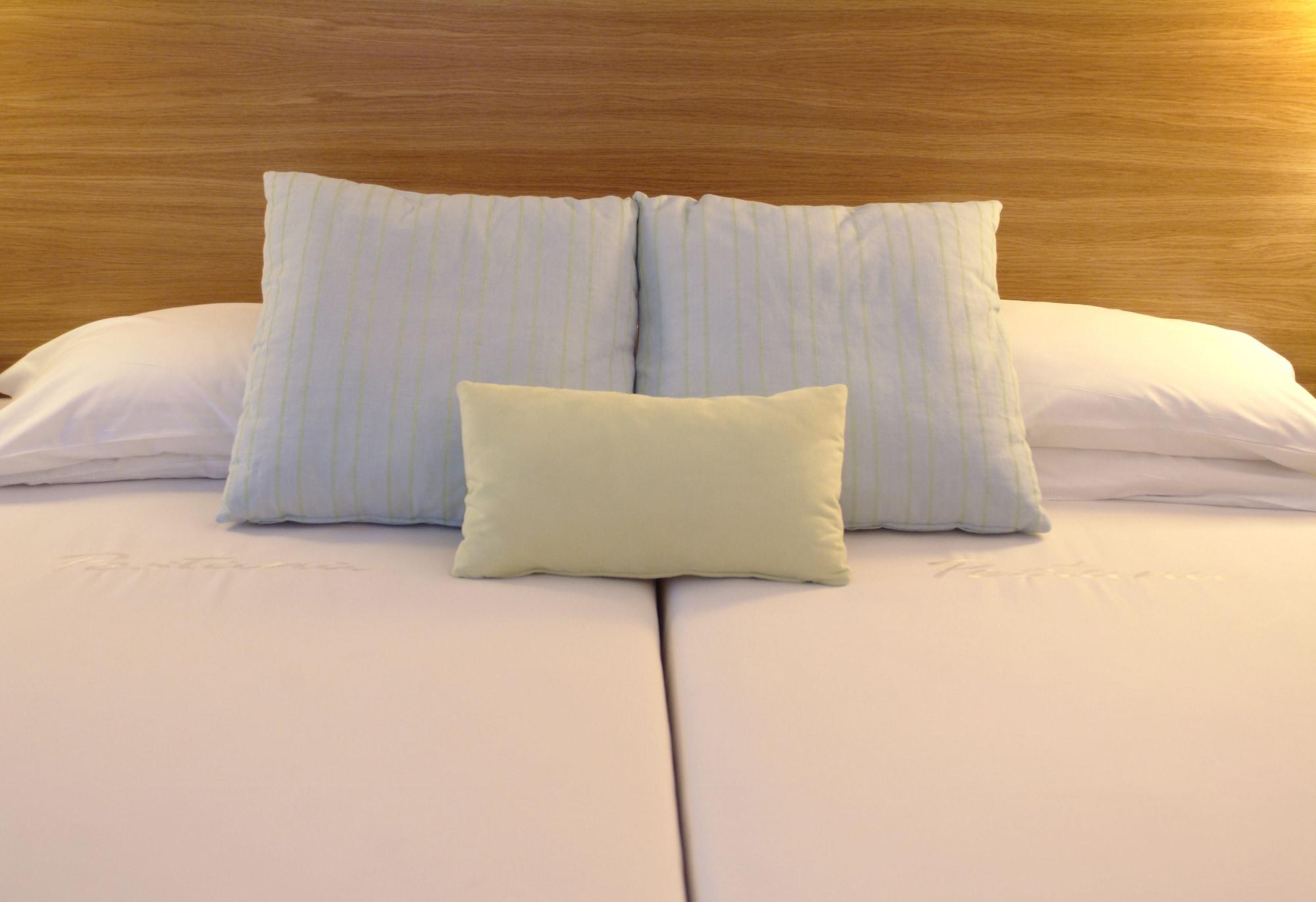 Pestana Casino Park Hotel & Casino Фуншал Екстериор снимка Pillows on a bed