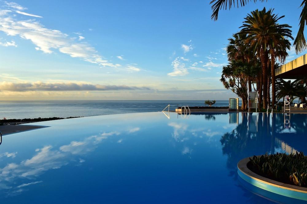 Pestana Casino Park Hotel & Casino Фуншал Екстериор снимка Infinity pool at the Sheraton Maldives Resort & Spa