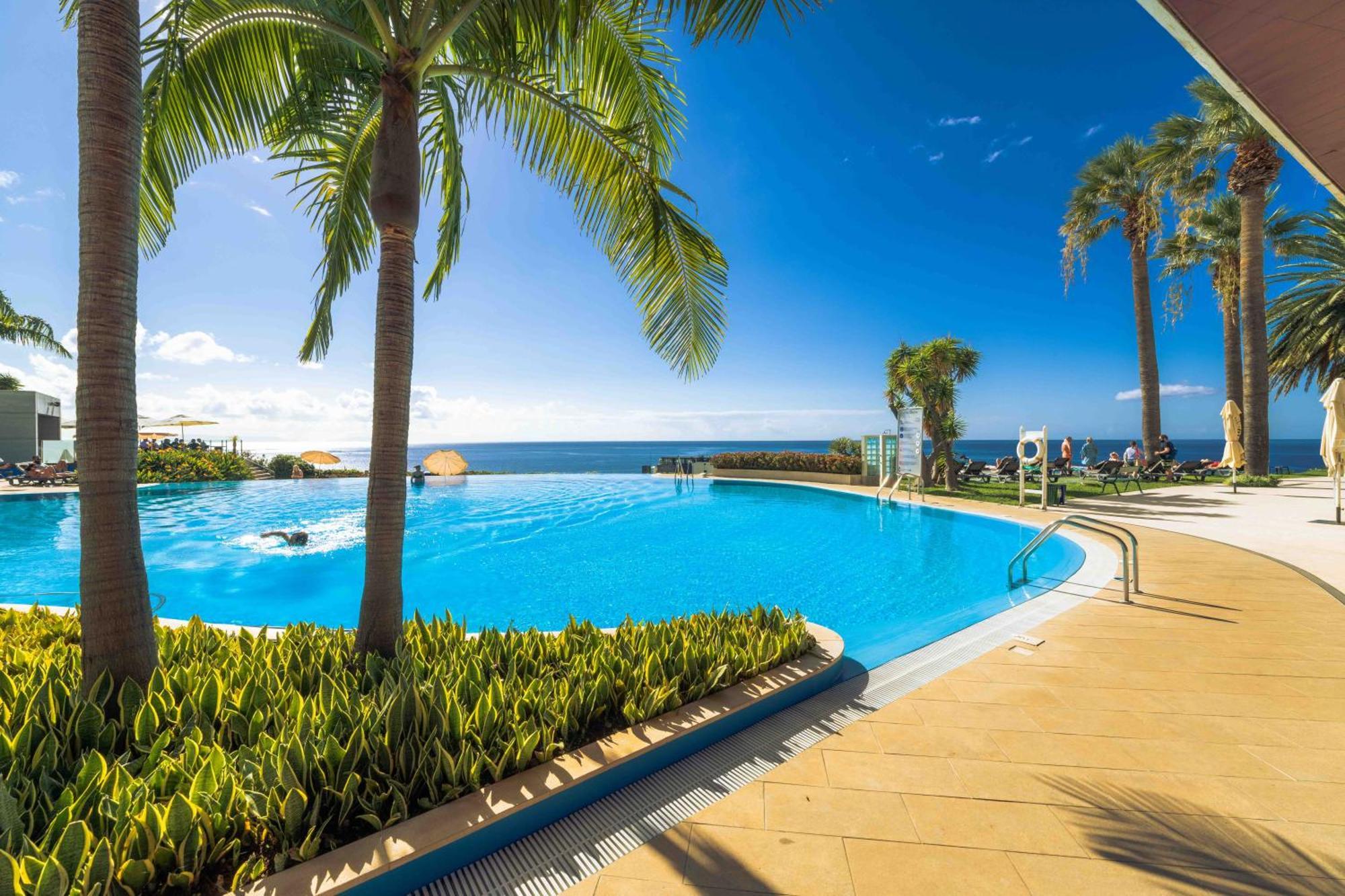 Pestana Casino Park Hotel & Casino Фуншал Екстериор снимка Infinity pool at the Sheraton Resort