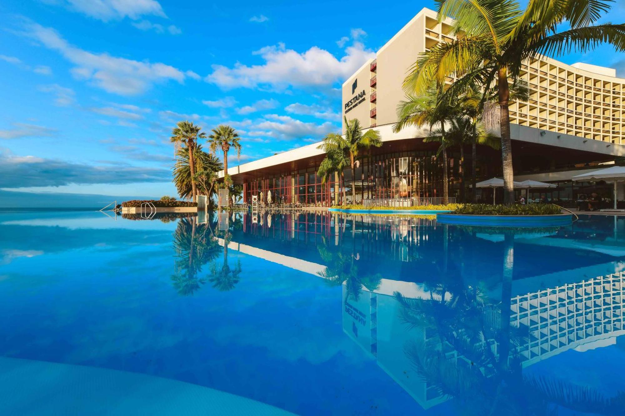 Pestana Casino Park Hotel & Casino Фуншал Екстериор снимка The pool at the Hilton