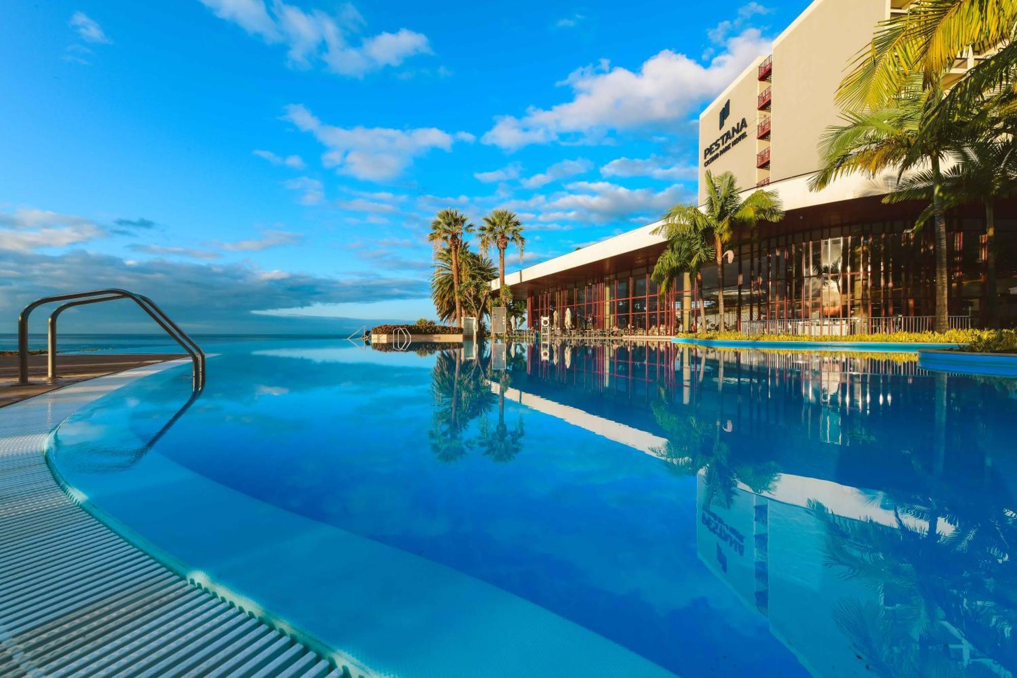 Pestana Casino Park Hotel & Casino Фуншал Екстериор снимка Infinity pool at the hotel