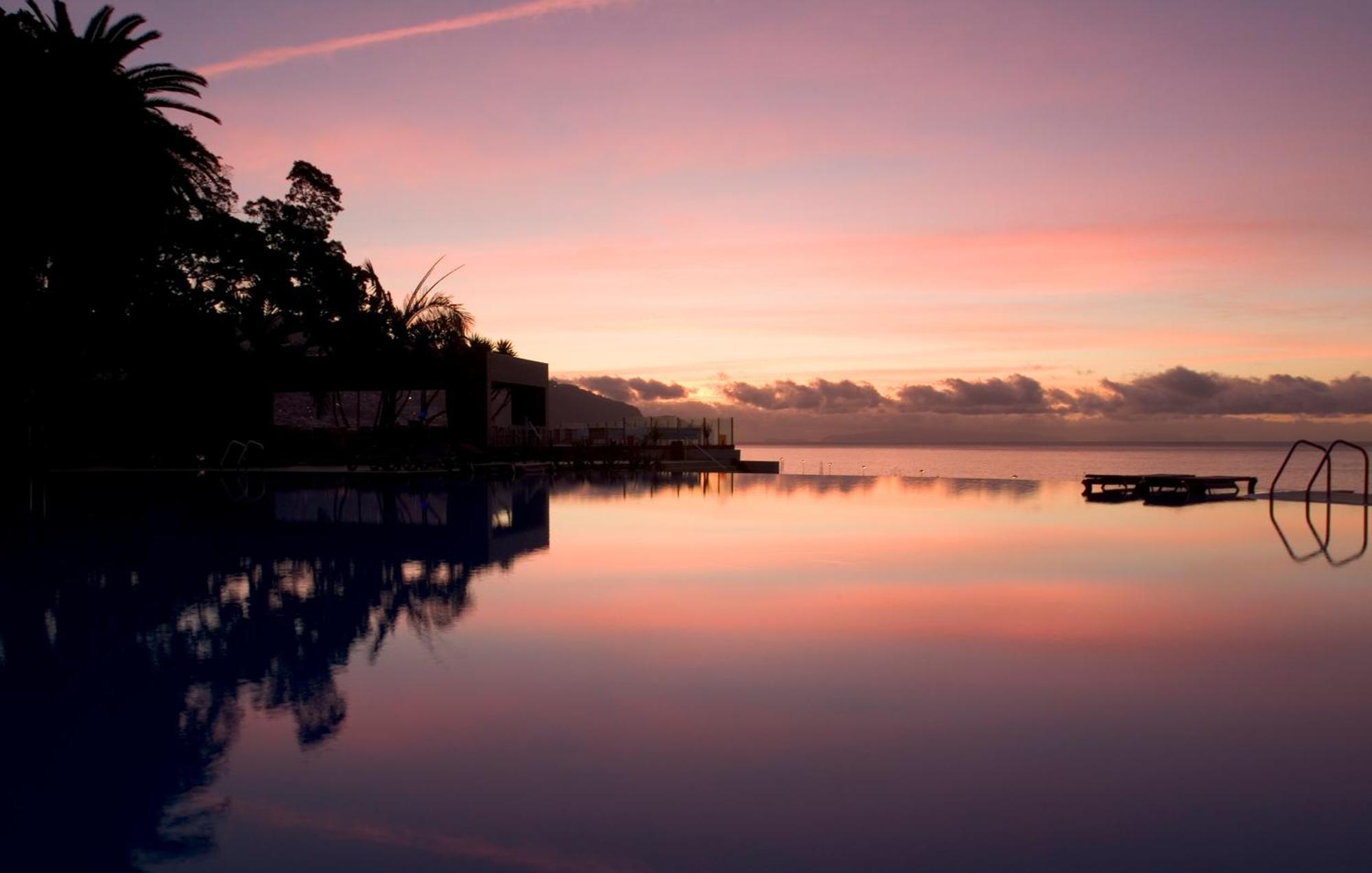 Pestana Casino Park Hotel & Casino Фуншал Екстериор снимка Sunset over the lagoon
