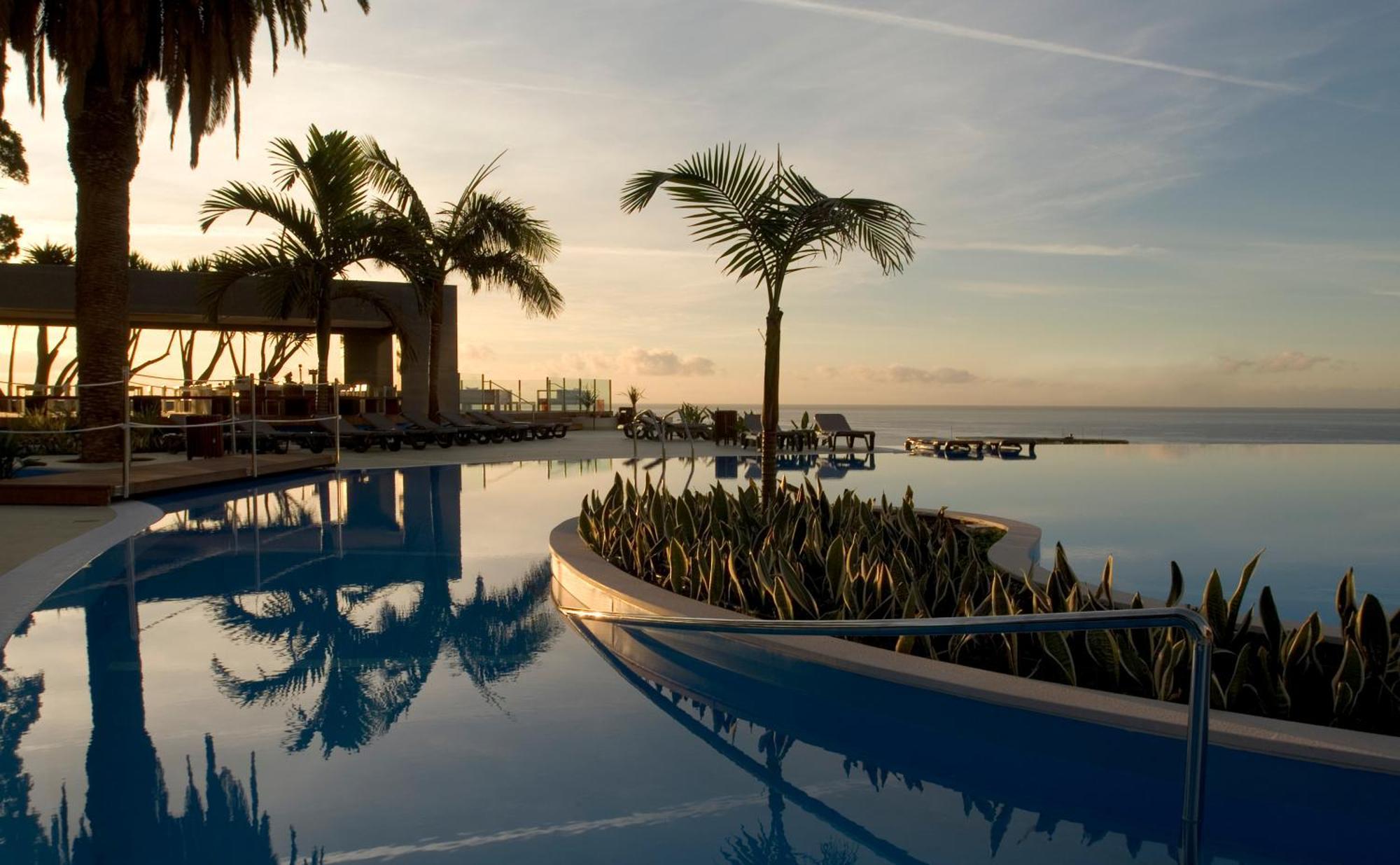 Pestana Casino Park Hotel & Casino Фуншал Екстериор снимка The pool at the hotel
