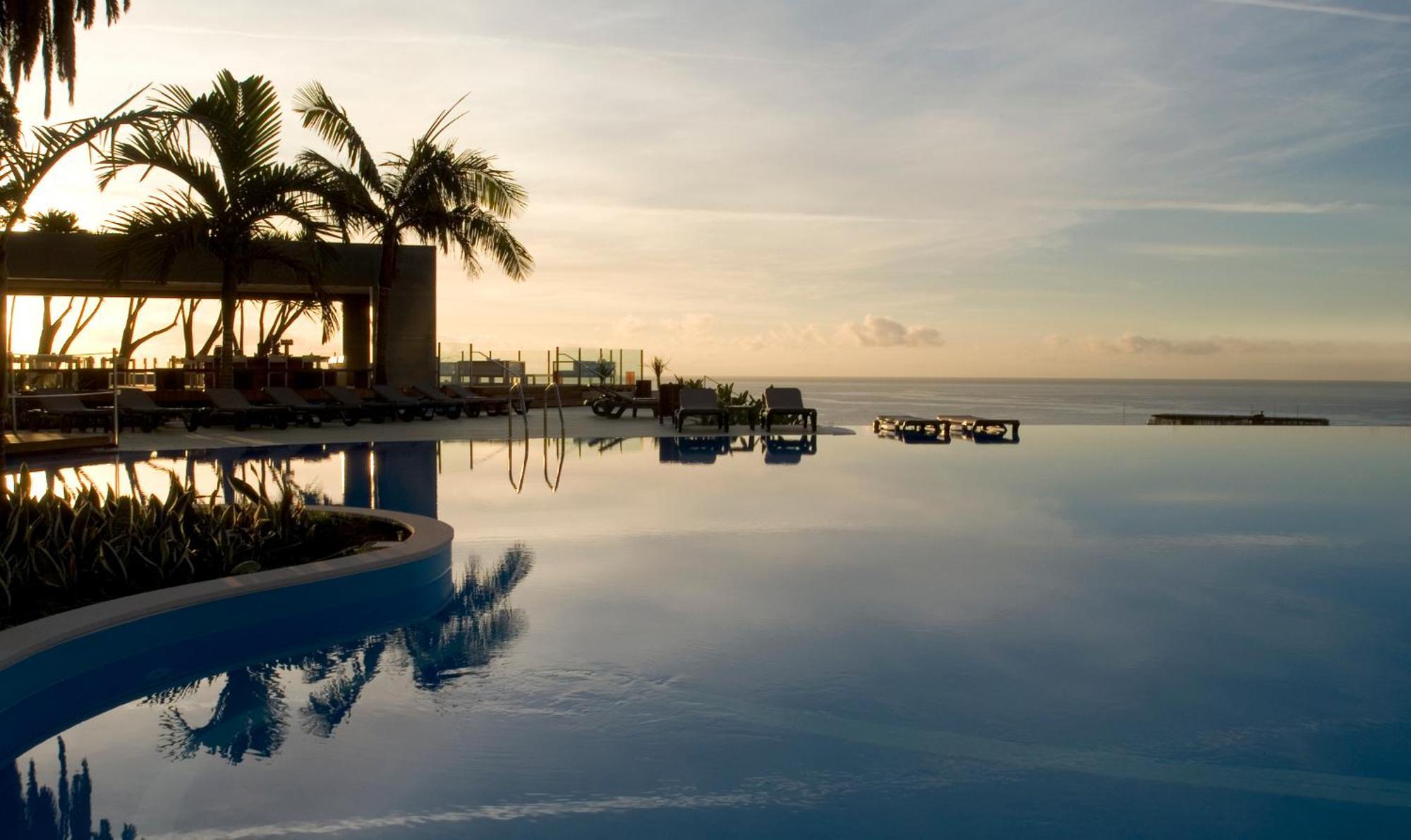 Pestana Casino Park Hotel & Casino Фуншал Екстериор снимка Infinity pool at the Shangri-La Resort, Fiji