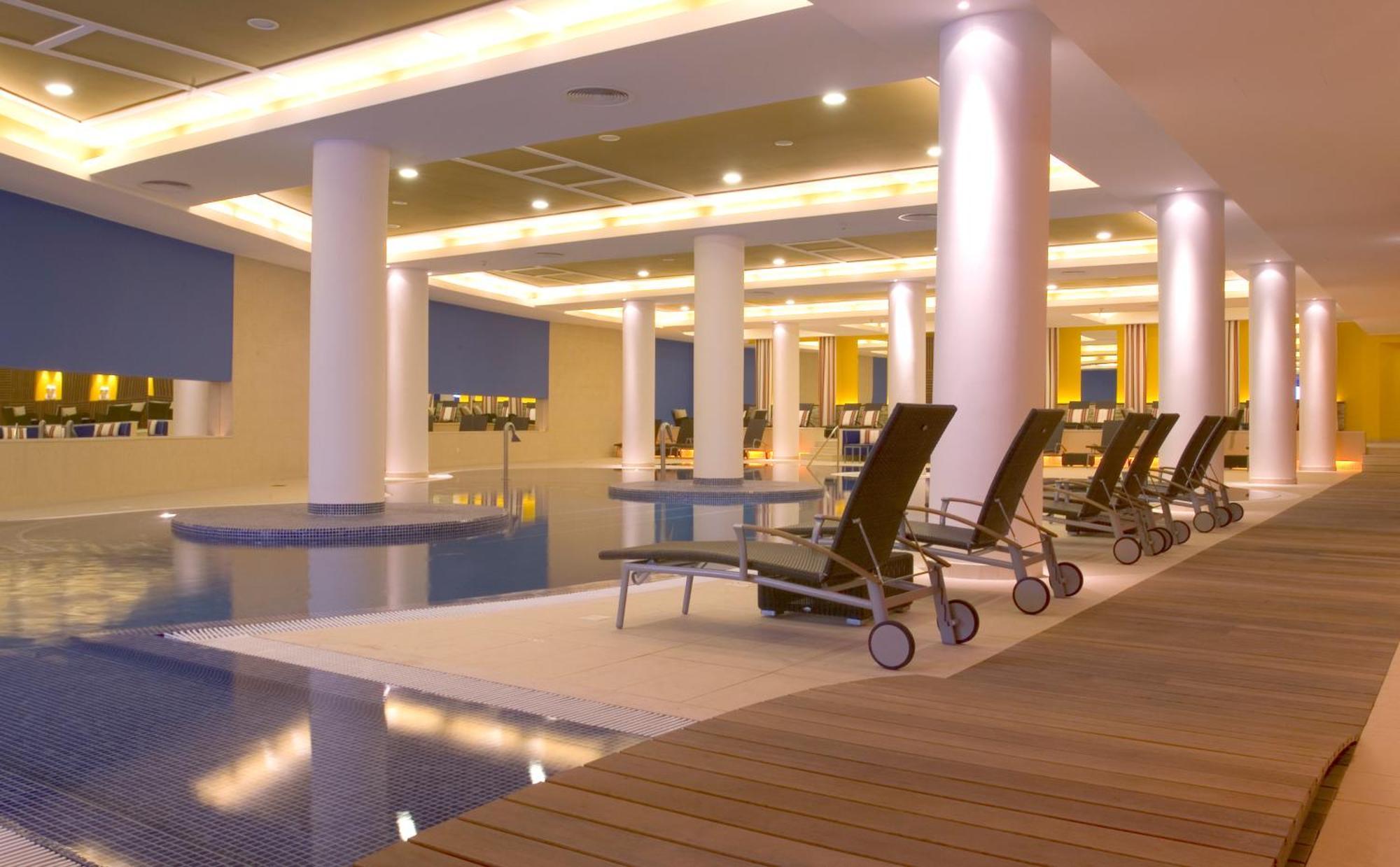 Pestana Casino Park Hotel & Casino Фуншал Екстериор снимка The pool at the hotel