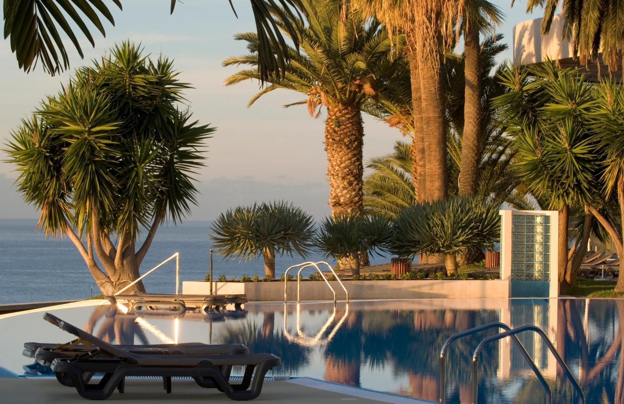 Pestana Casino Park Hotel & Casino Фуншал Екстериор снимка The pool at the Westin Athens