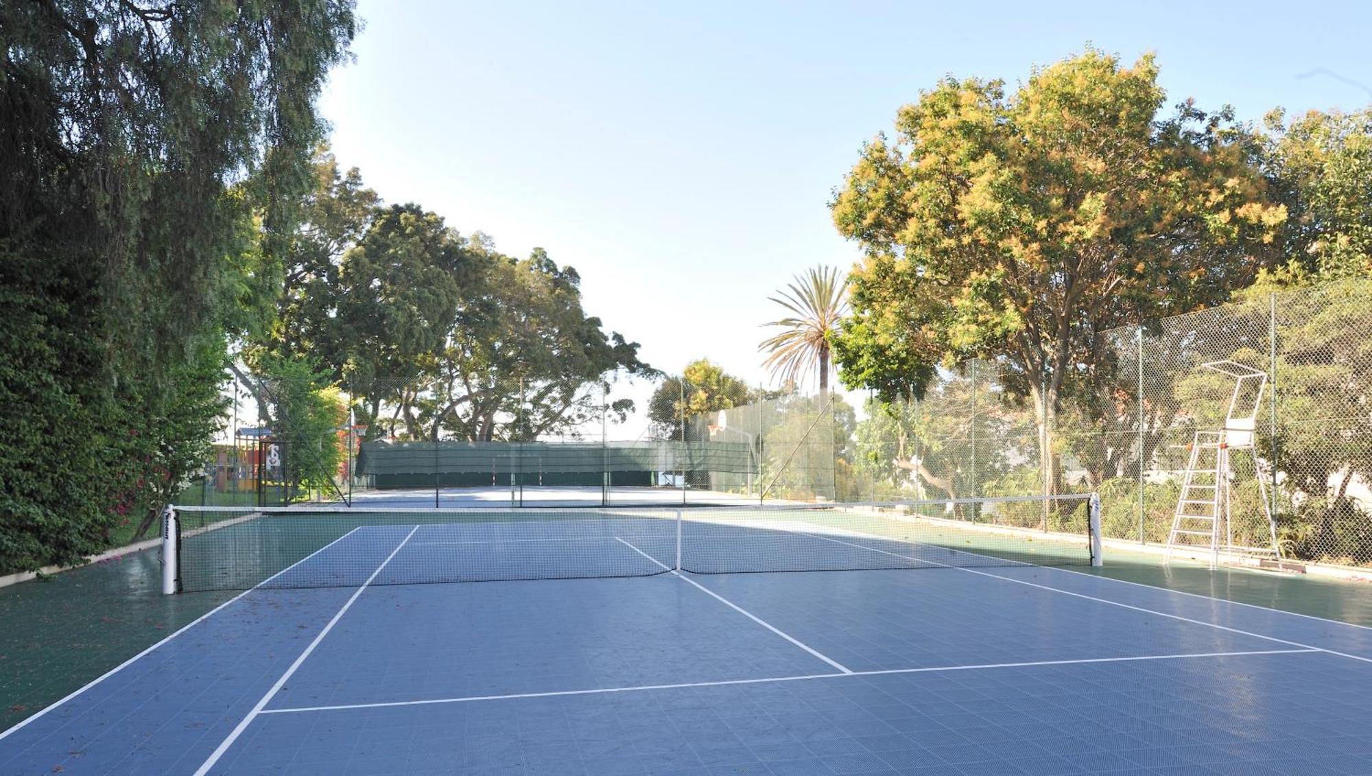 Pestana Casino Park Hotel & Casino Фуншал Екстериор снимка Tennis courts at the San Diego Tennis and Racquet Club