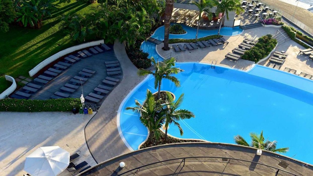 Pestana Casino Park Hotel & Casino Фуншал Екстериор снимка The pool at the hotel